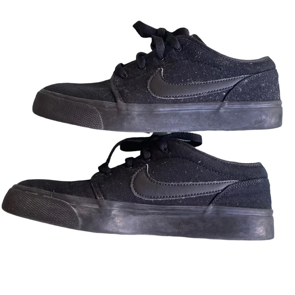 Nike W sz 8 youth 6 Toki Low Canvas black sneakers